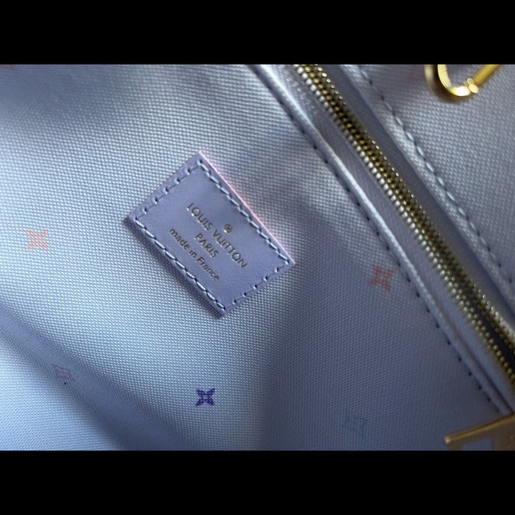 Louis Vuitton Sunrise Pastel Onthego PM - Picture 8 of 13